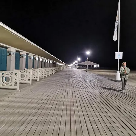 Les Planches Proche Place Morny Deauville