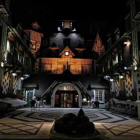 Les Planches Proche Place Morny * Ντοβίλ