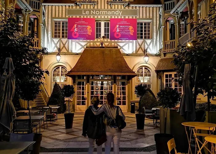 Semesterbostad Les Planches Proche Place Morny